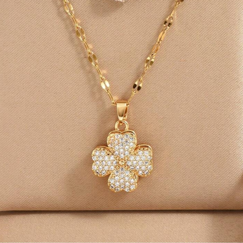 Elegant Gold Flower Pendant Necklace